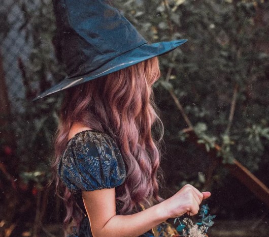Dzieci wyśmiewają biedną dziewczynkę za głupi kostium na Halloween, sąsiedzi dają jej więcej słodyczy.