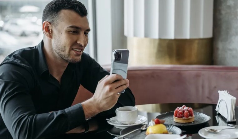Syn doprowadza do płaczu swoją starą matkę na wózku inwalidzkim w restauracji i przeprasza, gdy interweniuje właściciel – Historia dnia