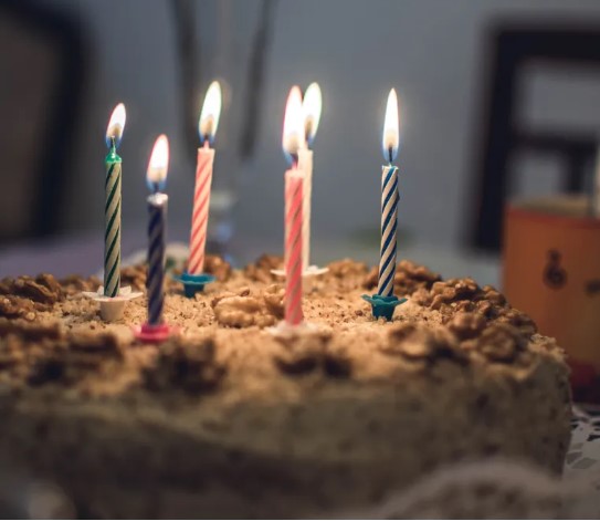 Bogate sierota odwiedza swoją rodzinę zastępczą 10 lat po wyprowadzce i znajduje tam zniszczony dom.