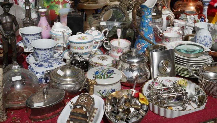 Jej mąż kpi ze starego porcelanowego jajka, które kobieta kupiła na pchlim targu, więc poprosiła go, aby je otworzył.