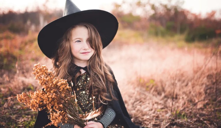 Dzieci wyśmiewają biedną dziewczynkę za głupi kostium na Halloween, sąsiedzi dają jej więcej słodyczy.