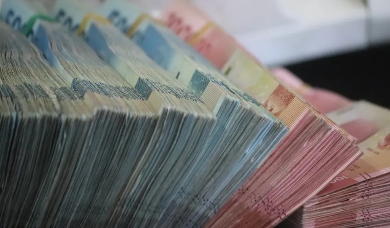 Jej mąż kpi ze starego porcelanowego jajka, które kobieta kupiła na pchlim targu, więc poprosiła go, aby je otworzył.