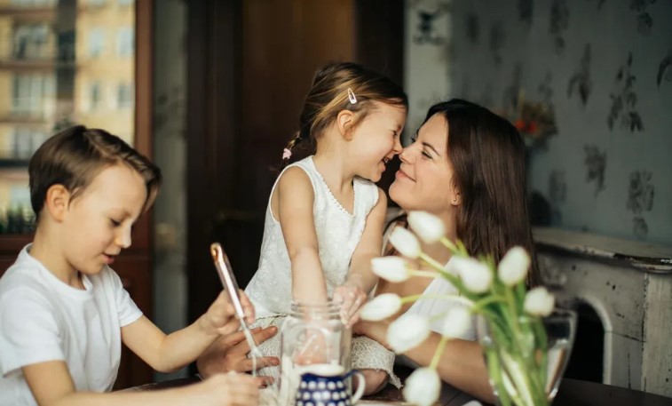 Mąż Iris zostawił ją i dzieci z zaledwie 20 dolarami na trzy dni, podczas gdy sam uczestniczył w weselu. Frustrowana i zrozpaczona podjęła odważną decyzję, aby dać mu nauczkę. Po powrocie, widok, który go zastał, sprawił, że upadł na kolana i wybuchł płaczem...