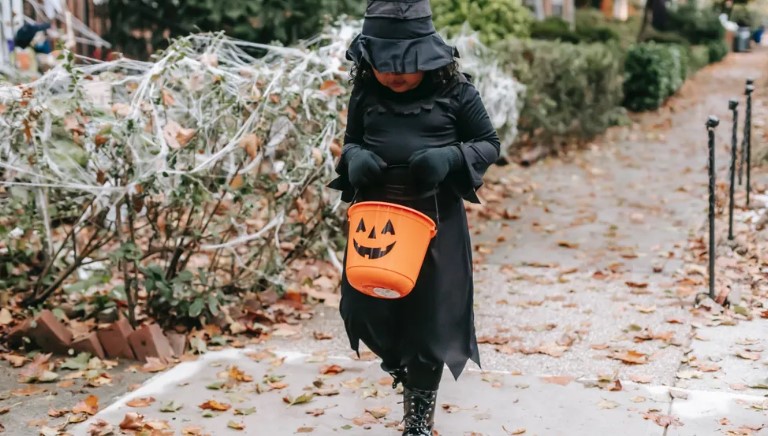 Dzieci wyśmiewają biedną dziewczynkę za głupi kostium na Halloween, sąsiedzi dają jej więcej słodyczy.