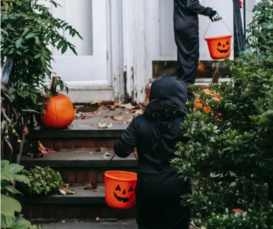 Dzieci wyśmiewają biedną dziewczynkę za głupi kostium na Halloween, sąsiedzi dają jej więcej słodyczy.