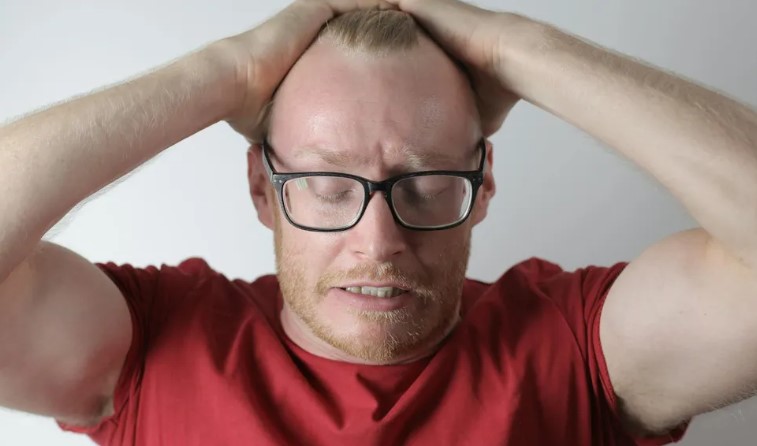 Mąż Iris zostawił ją i dzieci z zaledwie 20 dolarami na trzy dni, podczas gdy sam uczestniczył w weselu. Frustrowana i zrozpaczona podjęła odważną decyzję, aby dać mu nauczkę. Po powrocie, widok, który go zastał, sprawił, że upadł na kolana i wybuchł płaczem...