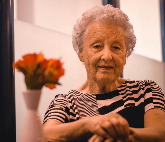 Po śmierci męża, wdowa dziedziczy tani wisiorek, a dama, którą nigdy nie spotkała, dziedziczy jej majątek - Historia dnia.