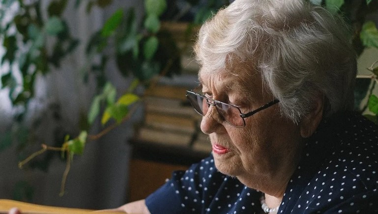 Po śmierci męża, wdowa dziedziczy tani wisiorek, a dama, którą nigdy nie spotkała, dziedziczy jej majątek - Historia dnia.