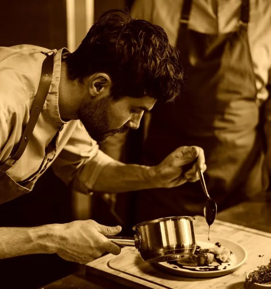 Mężczyzna przebiera się za bezdomnego i odwiedza swoje restauracje, aby wybrać spadkobiercę – Historia dnia