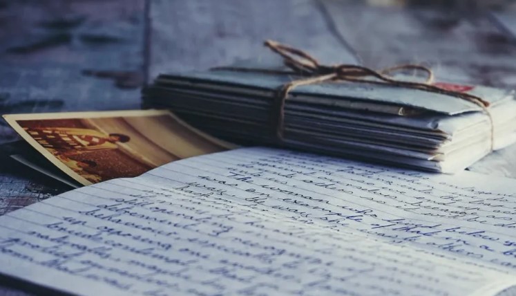 Ojciec wysyła list do syna co tydzień przez lata, nie otrzymując odpowiedzi, aż nagle dostaje od niego zdjęcie – Historia dnia.