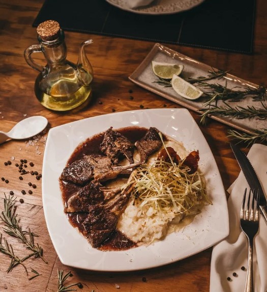Mężczyzna przebiera się za bezdomnego i odwiedza swoje restauracje, aby wybrać spadkobiercę – Historia dnia