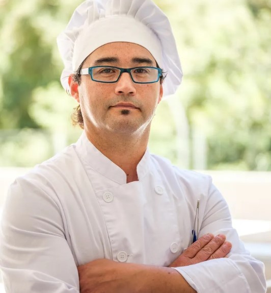 Mężczyzna przebiera się za bezdomnego i odwiedza swoje restauracje, aby wybrać spadkobiercę – Historia dnia