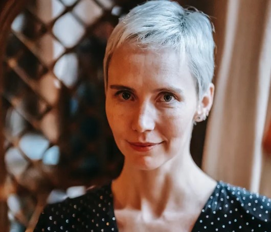 Po śmierci męża, wdowa dziedziczy tani wisiorek, a dama, którą nigdy nie spotkała, dziedziczy jej majątek - Historia dnia.