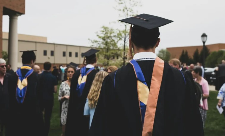 Zapłaciłam za studia medyczne mojego męża, ale gdy tylko uzyskał dyplom, powiedział, że nie jestem już dla niego „wystarczająco dobra”.