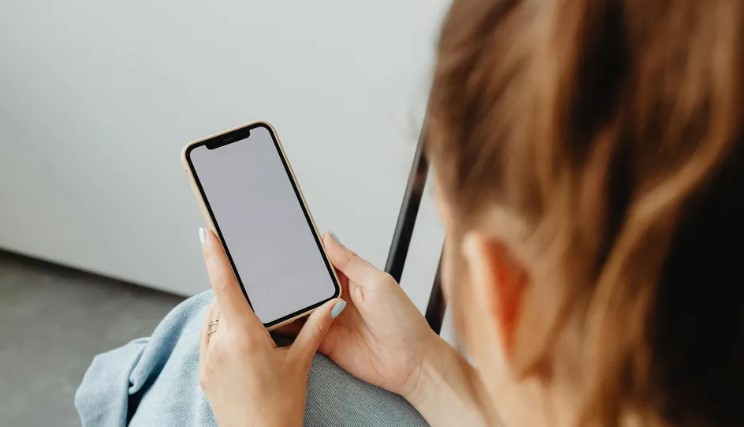 Mój niewierny mąż zmusił mnie, żebym oddała mu swoją firmę – nie miał pojęcia, że to było częścią mojego planu zemsty.