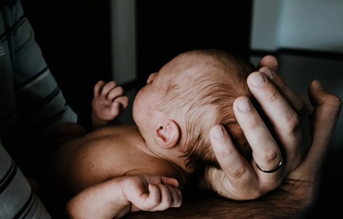 Mężczyzna postanawia zrobić test DNA swojemu synowi, który „nie jest do niego podobny”, a żona zbiera rodzinę po otrzymaniu wyników.