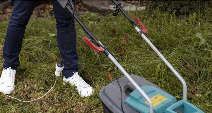 Mój sąsiad wysłał swoje dziecko, żeby skosiło mój trawnik, nie pytając mnie o zgodę, a potem zażądał 50 dolarów – dałem jej lekcję rzeczywistości.