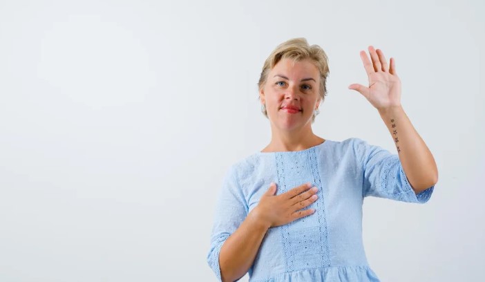 Dziewczyna otrzymuje paczkę od mamy, która opuściła ją i ojca zaraz po narodzinach, a potem odkrywa druzgocącą prawdę.