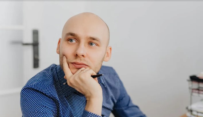 Mój sąsiad wysłał swoje dziecko, żeby skosiło mój trawnik, nie pytając mnie o zgodę, a potem zażądał 50 dolarów – dałem jej lekcję rzeczywistości.