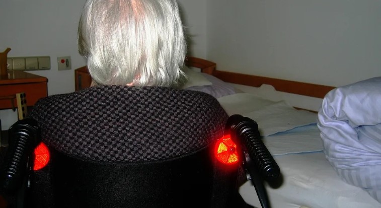 Synowie porzucają starą mamę w domu opieki i sprzedają jej dom, nowy właściciel później zwraca jej klucze — historia dnia
