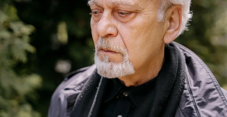 Moja rodzina zostawiła dziadka w hotelu, żeby uniknąć płacenia — nie zdawali sobie sprawy, że jestem niewłaściwym wnukiem, z którym warto się mierzyć.