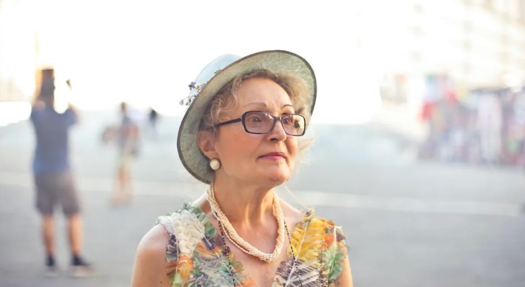 „Dlaczego mnie urodziłaś?” Chłopiec wstydzi się starej mamy, aż dowiaduje się, że nie jest jej synem — Historia dnia