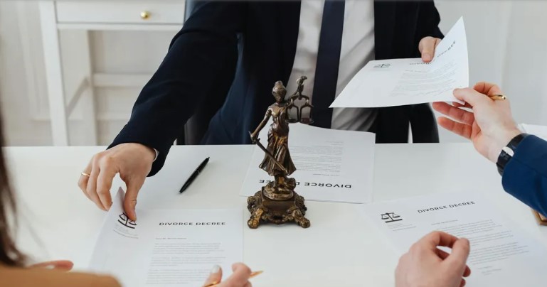 Moja była wysprejowała obelgi na moim ogrodzeniu – ostatecznie kosztowało go to wszystko.