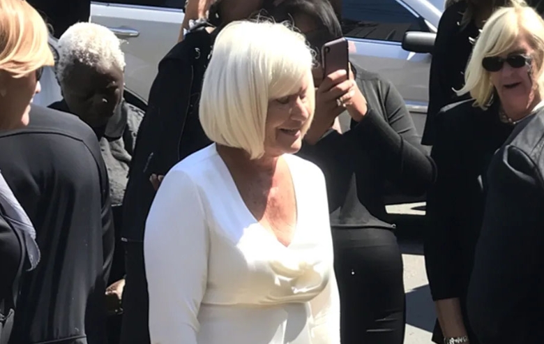 Zastałem mojego narzeczonego klęczącego przed moją matką, kiedy wróciłam z pracy — pozostałam w cieniu, żeby dowiedzieć się dlaczego.