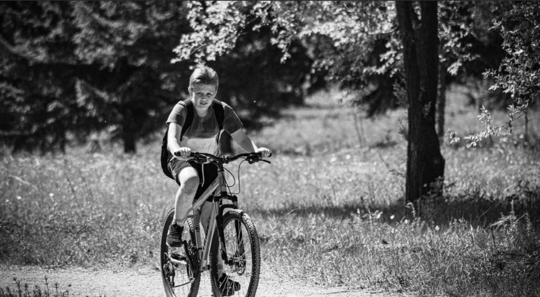 „Dlaczego mnie urodziłaś?” Chłopiec wstydzi się starej mamy, aż dowiaduje się, że nie jest jej synem — Historia dnia