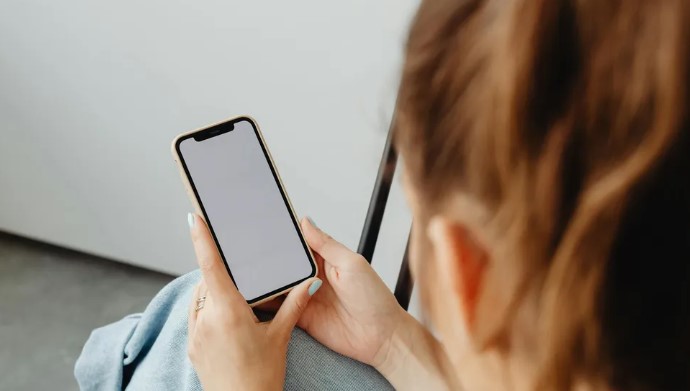 Mój zdradzający mąż zmusił mnie do podpisania przeniesienia mojej firmy na jego rzecz – nie miał pojęcia, że to część mojego planu zemsty.
