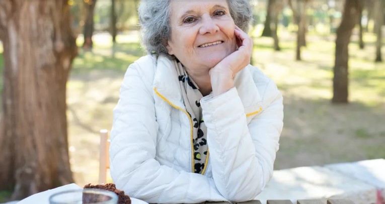 Mama pięcioraczków nie może zapłacić za zakupy, a głos w tle mówi: „Twój rachunek jest już opłacony” — Historia dnia