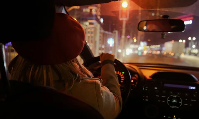 Mój ojciec opuścił mnie, gdy miałem 13 lat — dziesięć lat później zobaczyłem go na poboczu drogi, jak łapał stopa z małą dziewczynką.