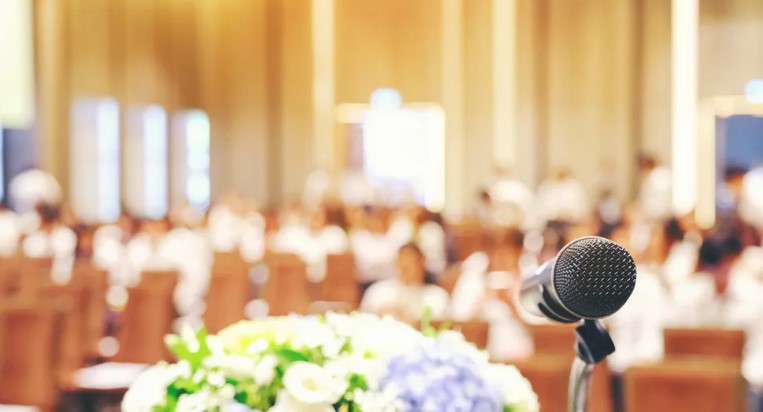 Teściowie śmieją się z matki pana młodego, która pracuje jako sprzątaczka, dopóki nie wychodzi na scenę, by pogratulować nowożeńcom — Historia dnia.