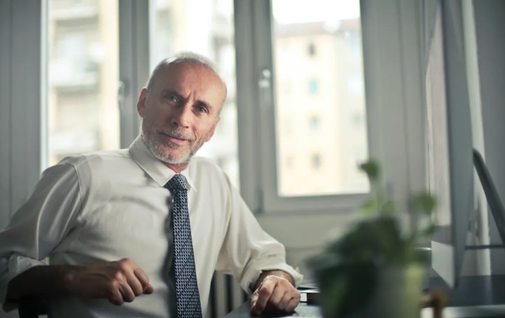 Mężczyzna idzie do pracy i zapomina telefonu w domu, jego żona słyszy wiadomość głosową, w której chłopiec mówi: „Cześć, tato”.