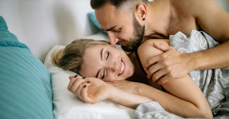 Moja żona zaczęła „podlewać rośliny” o północy – więc zerknąłem na zewnątrz i nie mogłem uwierzyć, co tak naprawdę robiła.