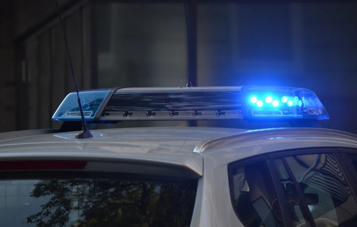 Mężczyzna idzie do pracy i zapomina telefonu w domu, jego żona słyszy wiadomość głosową, w której chłopiec mówi: „Cześć, tato”.