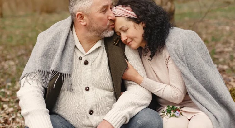 Stara kobieta myśli, że jej mąż zginął w pożarze. Lata później przypadkowo widzi go z młodą kobietą — historia dnia.