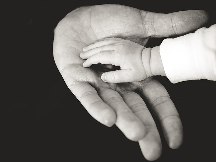 Mama załamała się i wybuchnęła płaczem, gdy dowiedziała się o śmierci swojej przyjaciółki — życzliwa reakcja jej małego dziecka przyniosła jej potrzebne ukojenie.