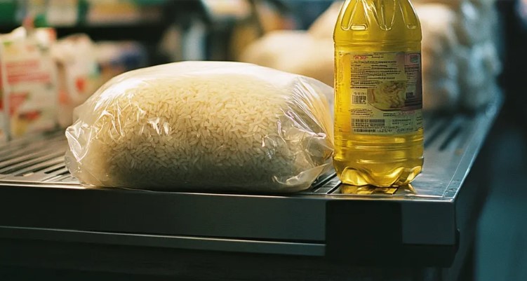 Bogata, nieuprzejma kobieta co tydzień wyśmiewała swoją służącą i odmawiała pomocy w oszczędzaniu — pewnego dnia sprawiłam, że za to zapłaciła.