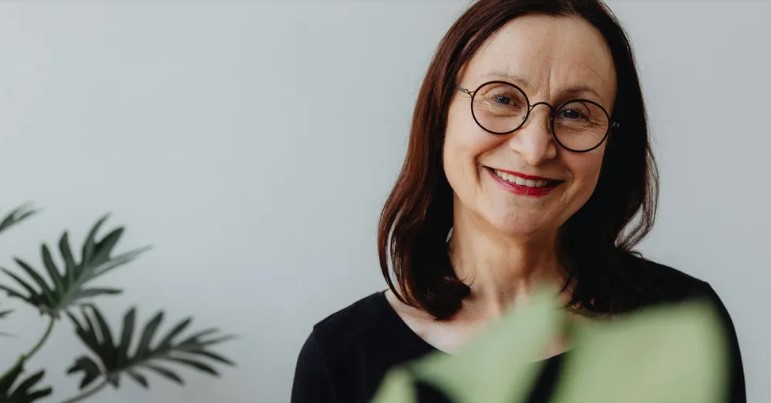 Moja przyszła teściowa pojawiła się na moim ślubie w sukni identycznej do mojej – ale reakcja mojego narzeczonego sprawiła, że cały kościół zamilkł.