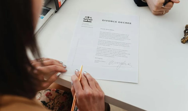 Podczas mojej imprezy urodzinowej teściowa wzniosła toast za „córkę sprzątaczki, której udało się dobrze wyjść za mąż” – epicka odpowiedź mojej mamy natychmiast sprowadziła ją na ziemię.