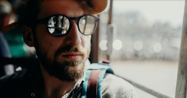 Dziewczyna oddaje ostatnie pieniądze, by zapłacić mandat nieznajomemu w autobusie, płacze, gdy widzi go na swoim balu maturalnym — Historia dnia