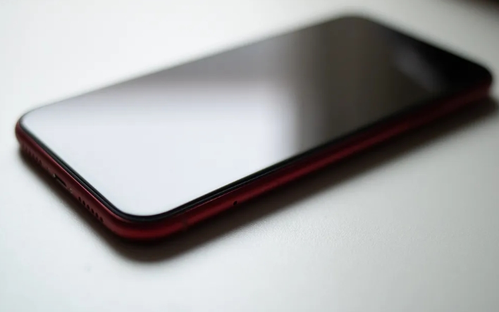 Mężczyzna idzie do pracy i zapomina telefonu w domu, jego żona słyszy wiadomość głosową, w której chłopiec mówi: „Cześć, tato”.