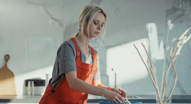 Biedny woźny kupuje starą lalkę na targu, daje ją dziecku i słyszy z niej trzaskający dźwięk — Historia dnia.