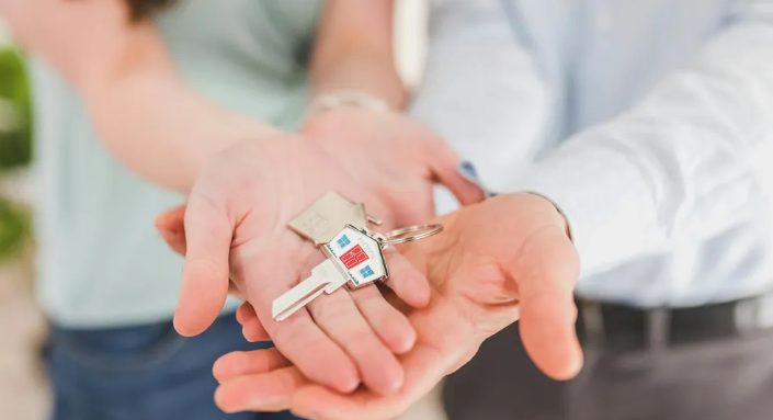 Nowi właściciele domu zażądali 10 tys. dolarów za "zapach psa" — więc zamieniliśmy ich inteligentny dom w drobiazgowy koszmar.