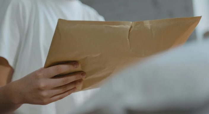 Każdego tygodnia starszy mężczyzna pisał list z domu opieki, aż w końcu dowiedziałem się, że adresat był częścią mojej własnej historii — historia dnia.