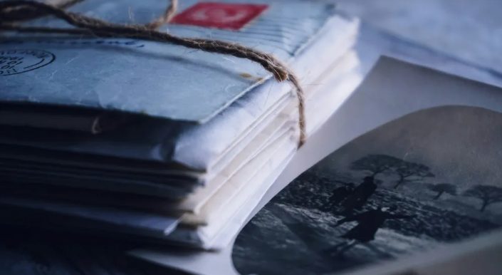 Każdego tygodnia starszy mężczyzna pisał list z domu opieki, aż w końcu dowiedziałem się, że adresat był częścią mojej własnej historii — historia dnia.