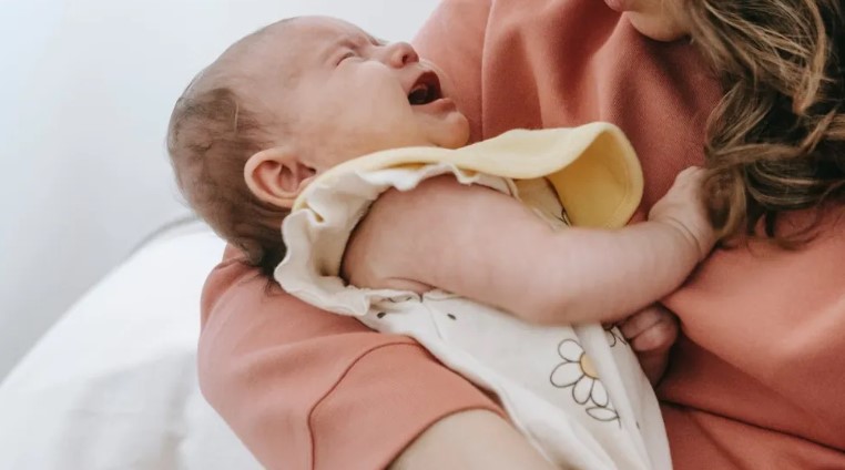 Noworodek płacze przez cały dzień, bez względu na to, co robią rodzice, wtedy sprawdzają jego łóżeczko - Historia dnia