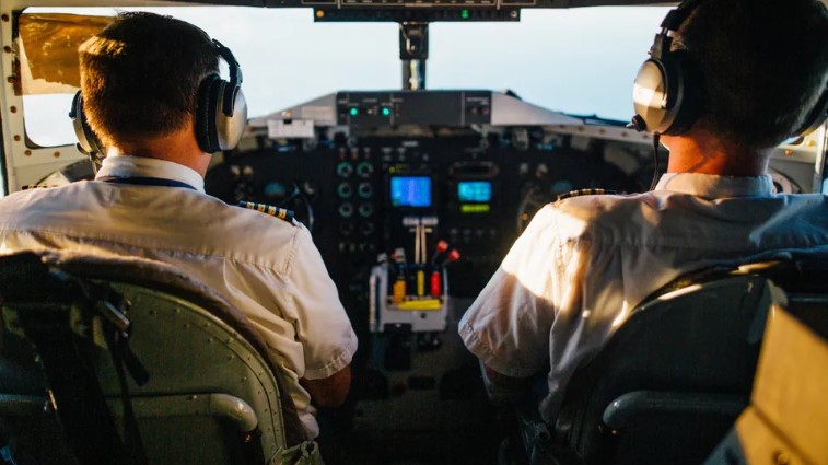 Milioner szydzi z biednej kobiety z trójką dzieci w klasie biznesowej, dopóki pilot mu nie przerywa - Historia dnia