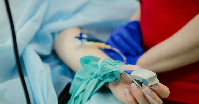 Starsze małżeństwo rozwodzi się po 53 latach wspólnego życia, a potem mężczyzna widzi swoją byłą żonę na randce w kawiarni: historia dnia.